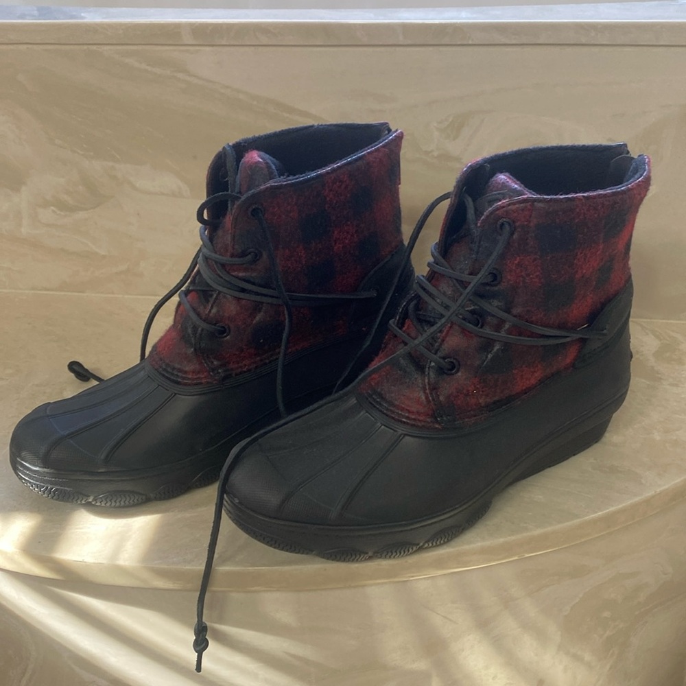 Sperry snow boots size 9